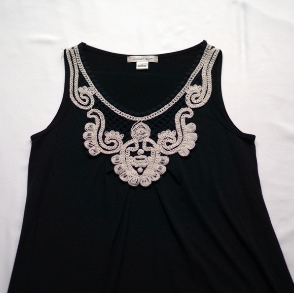 AUGUST Silk | Sleeveless Blouse - Picture 4 of 6